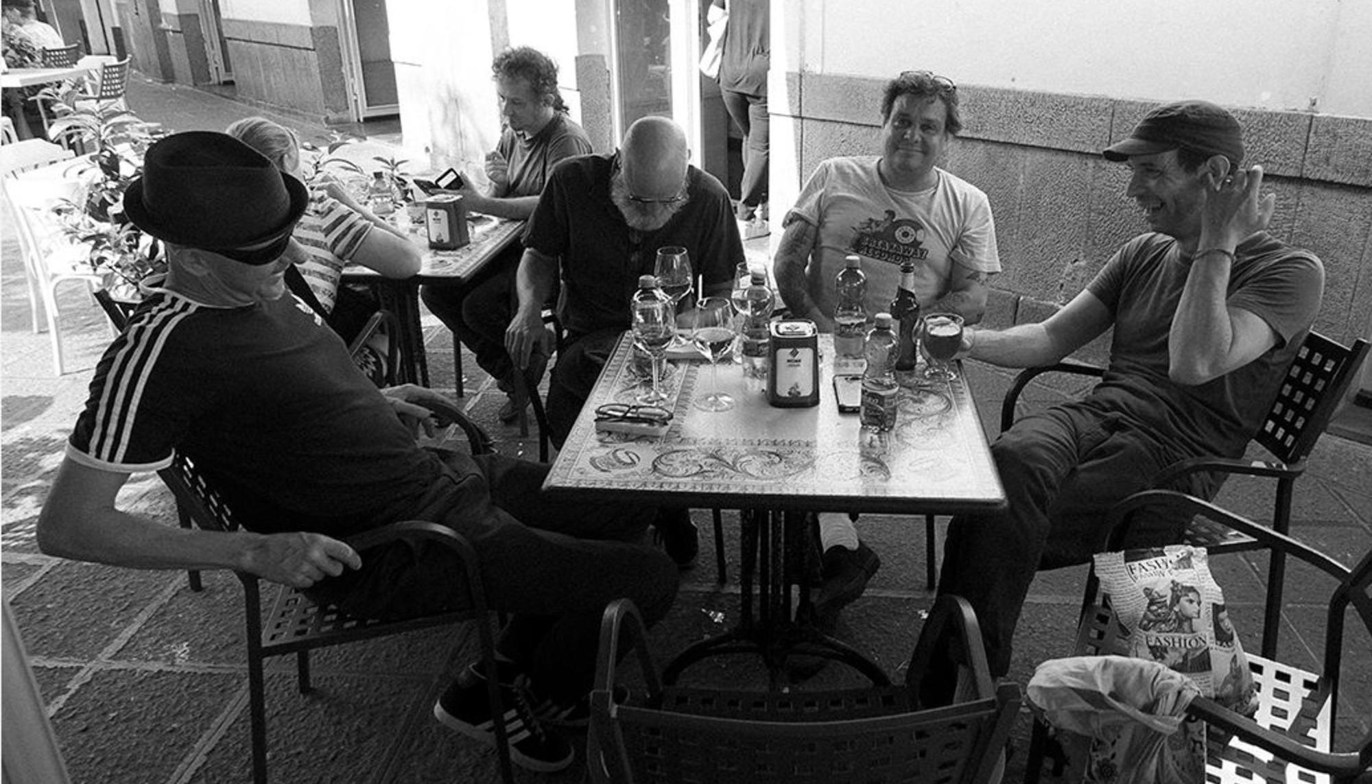 Doug Scharin, Sean Meadows, Fred Erskine y Jeff Mueller, del grupo June of 44, en un momento de relajación durante su gira de reunión por Italia en mayo de 2018.